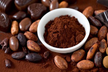 beyaz bir kase toz kakao