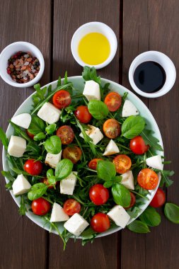 Kiraz domates, mozzarella ve rucola vejetaryen salatası
