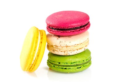 beyaz izole lezzetli çok renkli macaroons