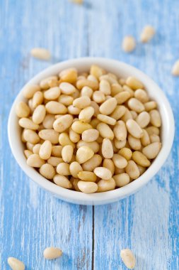 Kavanozda çam fıstığı