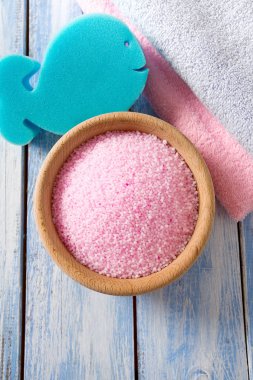 aromatik banyo inci banyo köpüğü ve temiz havlu 