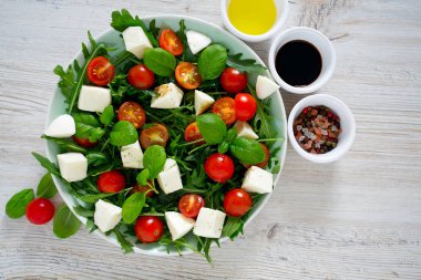 Kiraz domates, mozzarella ve rucola vejetaryen salatası
