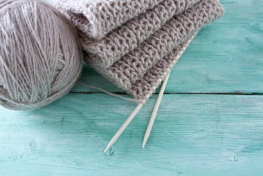 Turkuaz ahşap zemin üzerine örme atkı