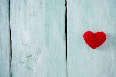 turuoise ahşap yüzeyde örme kalp