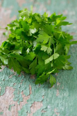 demet maydanoz ahşap yüzey üzerinde