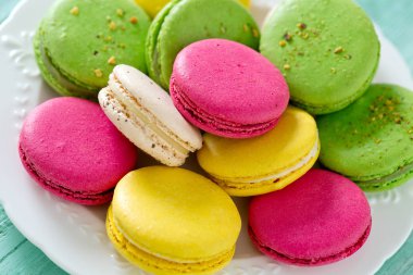 Turkuaz ahşap yüzeyde çok renkli macaroons