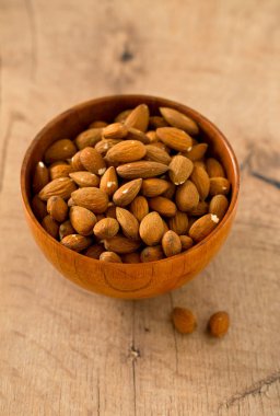 badem ahşap yüzeyde