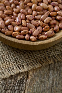 Tahta yüzeyde pinto fasulyesi