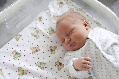 Yeni doğan bebek hastane basinet uyku