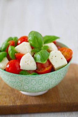 Turkuaz arka plan üzerinde Caprese salatası