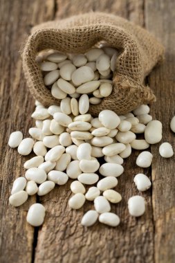 Tahta yüzeyde beyaz tereyağlı fasulye