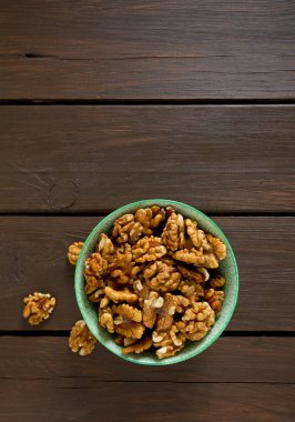 Ceviz ahşap yüzeyde bir kasede