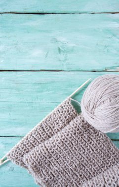 Turkuaz ahşap zemin üzerine örme atkı