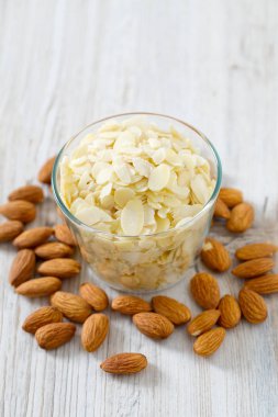 ahşap yüzeyde dilimlenmiş badem