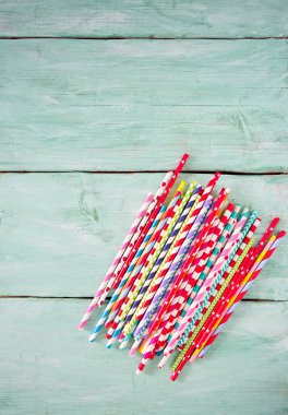 Turkuaz ahşap arka plan üzerinde renkli kağıt payet