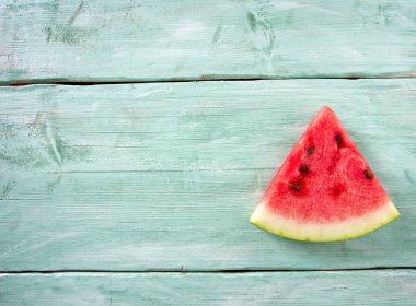 ahşap masa üzerinde taze kesilmiş karpuz