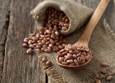 Tahta yüzeyde pinto fasulyesi