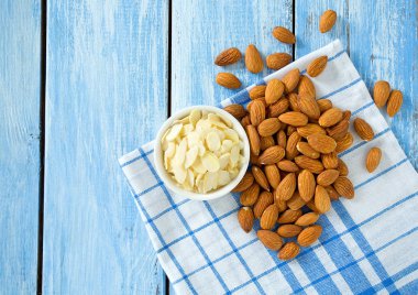 ahşap yüzeyde badem pul