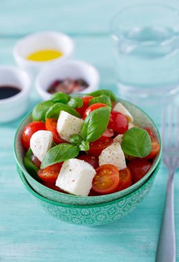 Turkuaz arka plan üzerinde Caprese salatası