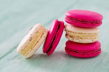 ahududu ve vanilya macaroons turkuaz ahşap yüzey üzerinde
