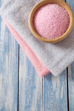 aromatik banyo inci banyo köpüğü ve temiz havlu 