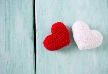 turuoise ahşap yüzeyde örme kalpler