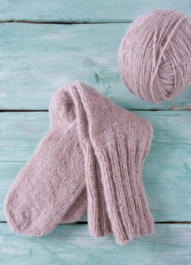 ahşap yüzey gri çorap örme