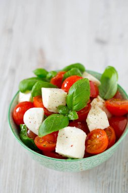 Turkuaz arka plan üzerinde Caprese salatası