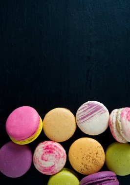 siyah kara tahta üzerinde çeşitli macaroons