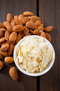 ahşap yüzeyde dilimlenmiş badem