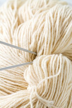 doğal beyaz yün iplik yakın çekim