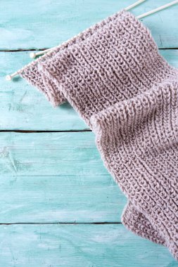 Turkuaz ahşap zemin üzerine örme atkı