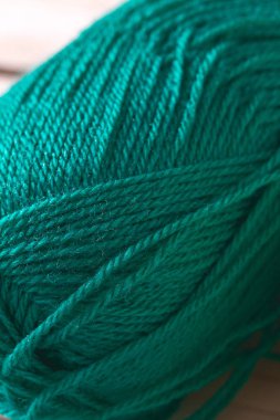 ahşap yüzey üzerinde iplik hanks örgü