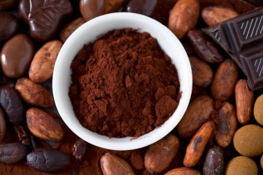 beyaz bir kase toz kakao