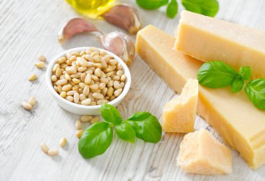 Ahşap yüzeyde pesto malzemeleri