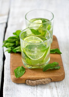 Mojito ve malzemelerin üzerine beyaz ahşap yüzey