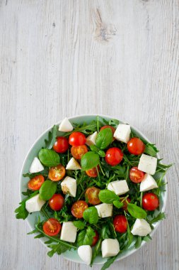 Kiraz domates, mozzarella ve rucola vejetaryen salatası