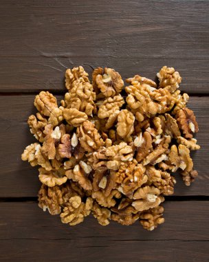 Tahta yüzeyde cevizler