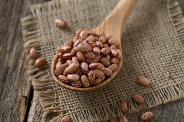 Tahta yüzeyde pinto fasulyesi