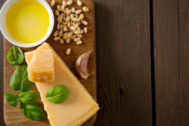 Ahşap yüzeyde pesto malzemeleri