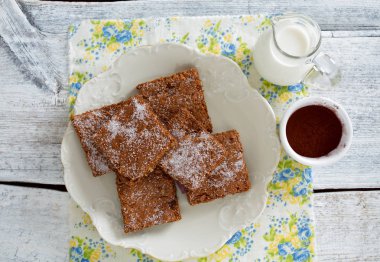  Ahşap yüzey üzerinde çikolatalı kek