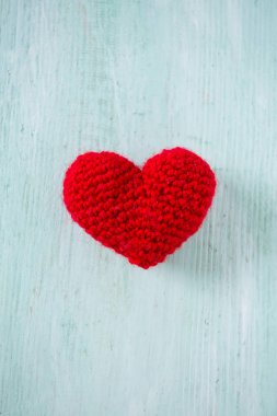 turuoise ahşap yüzeyde örme kalp