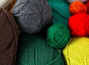 Renkli iplik topları