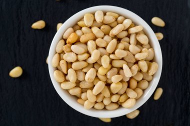 Kavanozda çam fıstığı