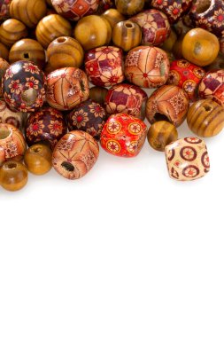 Beyaz arka plan üzerinde izole renkli ahşap boncuk