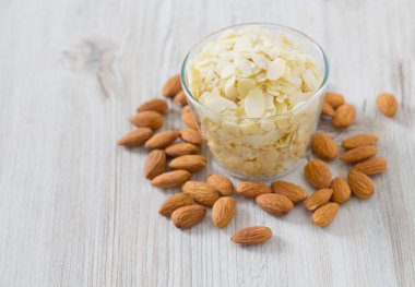 ahşap yüzeyde dilimlenmiş badem