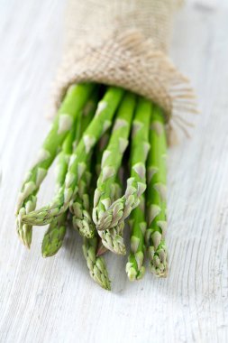 ahşap yüzey üzerinde kuşkonmaz