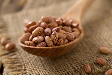 Tahta yüzeyde pinto fasulyesi