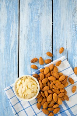 ahşap yüzeyde badem pul