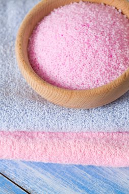 aromatik banyo inci banyo köpüğü ve temiz havlu 